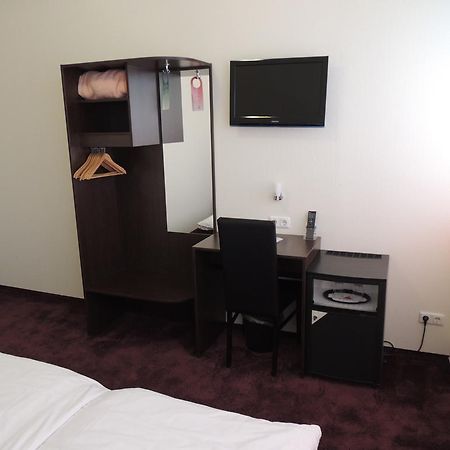 Aaa Budget Hotel Colonia Esterno foto