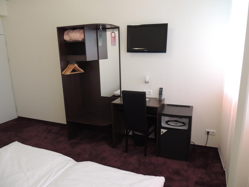 Aaa Budget Hotel Colonia Esterno foto